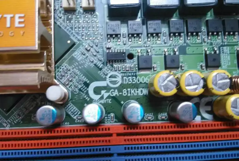 Gigabyte 8IKHDW Moederbord