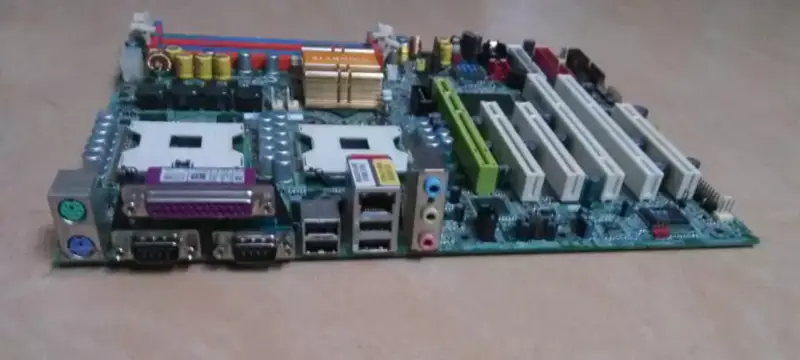 Gigabyte 8IKHDW Moederbord